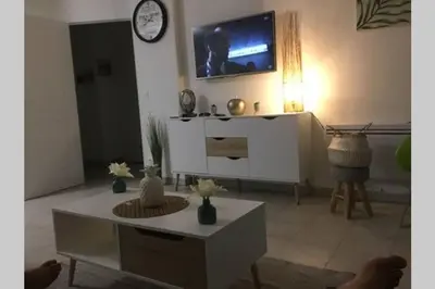 Cuisine ou kitchenette dans l'établissement Appartement Antibes juan les pins piscine et mer a 200m