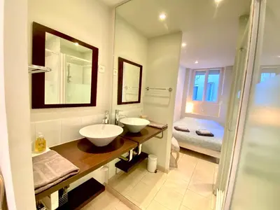 Salle de bains dans l'établissement Latour Maubourg SCLS - Clim, Wifi, Croisette