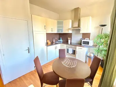 Cuisine ou kitchenette dans l'établissement Latour Maubourg SCLS - Clim, Wifi, Croisette