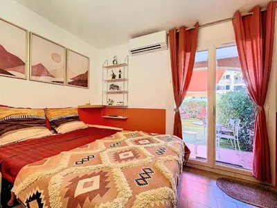 Un ou plusieurs lits dans un hébergement de l'établissement Cosy, Wi-Fi, jardin & parking, Jasmins Studio entre Cannes et Antibes