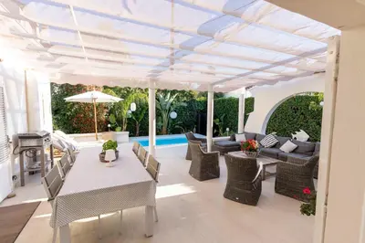 Piscine de l'établissement Le Cabanon Cap d Antibes 80 m de la plage ou située à proximité