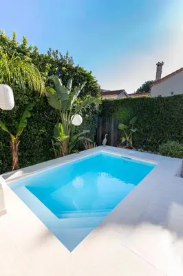 Piscine de l'établissement Le Cabanon Cap d Antibes 80 m de la plage ou située à proximité