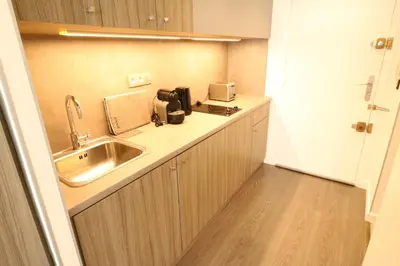 Cuisine ou kitchenette dans l'établissement Beautiful studio at the Grand Hotel Residence with sunny balcony 138