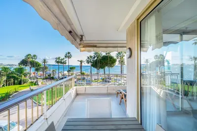 Balcon ou terrasse dans l'établissement Agence des Résidences - Appartements privés du 45 CROISETTE- Prestige