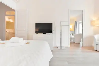 Télévision ou salle de divertissement dans l'établissement 2-Br City center near Croisette & Palais
