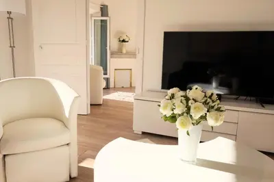 Télévision ou salle de divertissement dans l'établissement 2-Br City center near Croisette & Palais