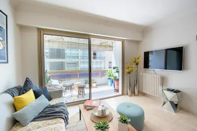 Télévision ou salle de divertissement dans l'établissement Magnifique 3 pièces en plein cœur de Cannes