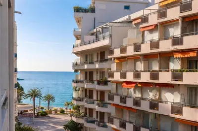 Vue générale sur la mer ou vue sur la mer prise depuis l'appartement