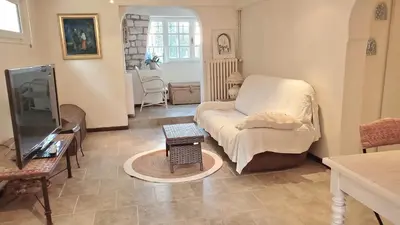 Télévision ou salle de divertissement dans l'établissement villa stellaris