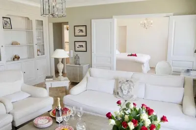 Coin salon dans l'établissement BORD DE MER - AC, WIFI, chic, sea view, beach 2 minutes walk