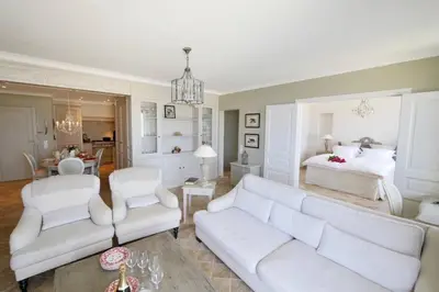 Coin salon dans l'établissement BORD DE MER - AC, WIFI, chic, sea view, beach 2 minutes walk