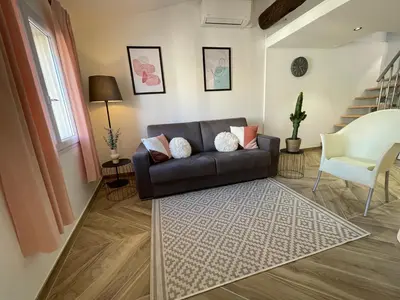 Coin salon dans l'établissement Nice Renting - MASSENA - LOFT - HEART of VIEIL ANTIBES - THE MARKET WITH SEA VIEW