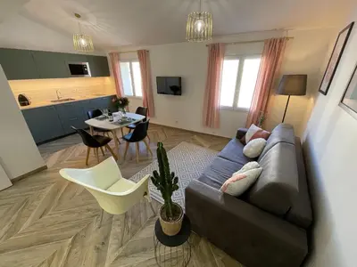 Télévision ou salle de divertissement dans l'établissement Nice Renting - MASSENA - LOFT - HEART of VIEIL ANTIBES - THE MARKET WITH SEA VIEW