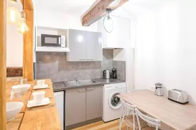 Cuisine ou kitchenette dans l'établissement AUTHENTIQUE STUDIO au CŒUR du VILLAGE PROVENCAL