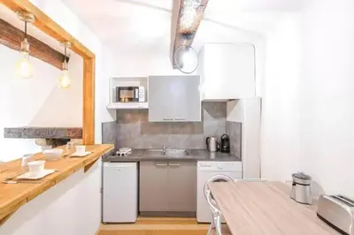 Cuisine ou kitchenette dans l'établissement AUTHENTIQUE STUDIO au CŒUR du VILLAGE PROVENCAL