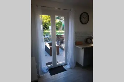 Cuisine ou kitchenette dans l'établissement Jolie petite Maison de Charme dans quartier boisé