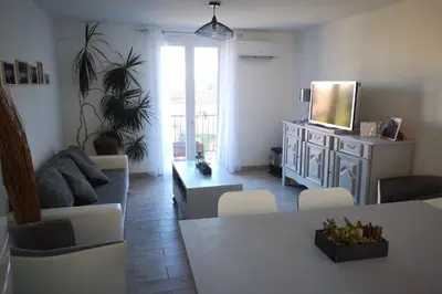 Télévision ou salle de divertissement dans l'établissement Jolie petite Maison de Charme dans quartier boisé