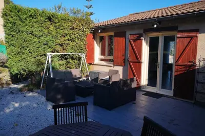 Terrasse ou espace extérieur de l'établissement Jolie petite Maison de Charme dans quartier boisé