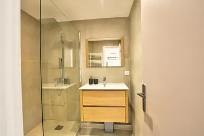 Salle de bains dans l'établissement MAR2 - Beau 2 pièces avec loggia fermée et aménagée en centre ville