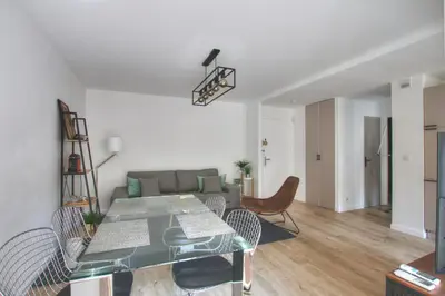 Coin salon dans l'établissement MAR2 - Beau 2 pièces avec loggia fermée et aménagée en centre ville