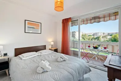 Un ou plusieurs lits dans un hébergement de l'établissement Les Jasmins Apartment