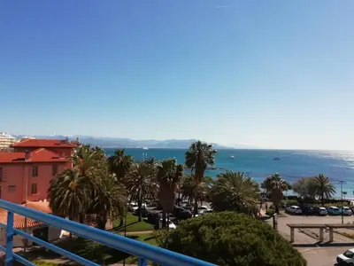 Vue générale sur la mer ou vue sur la mer prise depuis l'appartement