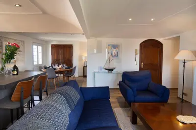 Coin salon dans l'établissement Charmant appartement spacieux pour 6P vue mer vieil Antibes