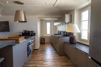 Cuisine ou kitchenette dans l'établissement Charmant appartement spacieux pour 6P vue mer vieil Antibes