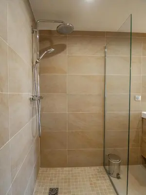 Salle de bains dans l'établissement Charmant appartement spacieux pour 6P vue mer vieil Antibes