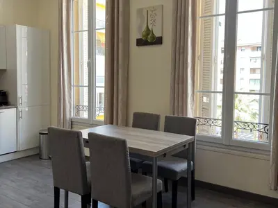 Cuisine ou kitchenette dans l'établissement Cannes Centre, 3 Chambres, Plage et La Croisette à 50m
