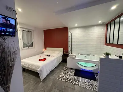 Un ou plusieurs lits dans un hébergement de l'établissement Amour Azur Appartement pour 2 avec jacuzzi et terrasse à 2 minutes de la mer