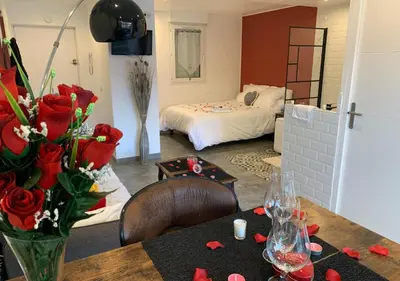 Un ou plusieurs lits dans un hébergement de l'établissement Amour Azur Appartement pour 2 avec jacuzzi et terrasse à 2 minutes de la mer