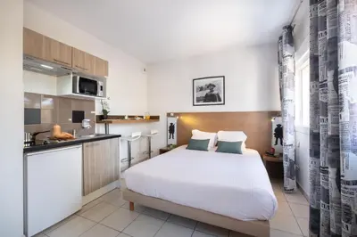 Cuisine ou kitchenette dans l'établissement Comfort Aparthotel Antibes Le Maestria