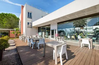 Restaurant ou autre lieu de restauration dans l'établissement Comfort Aparthotel Antibes Le Maestria