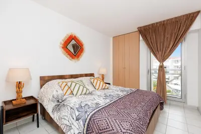Un ou plusieurs lits dans un hébergement de l'établissement Grand 2 Pièces Climatisé dans Residence de Standing avec Vue Piscine au Bord de la Mer