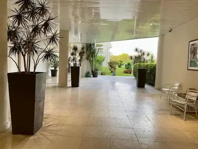 Jardin de l'établissement Grand 2 Pièces Climatisé dans Residence de Standing avec Vue Piscine au Bord de la Mer