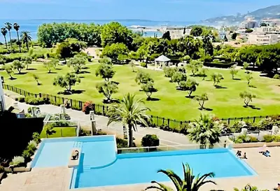 Piscine de l'établissement Grand 2 Pièces Climatisé dans Residence de Standing avec Vue Piscine au Bord de la Mer ou située à proximité