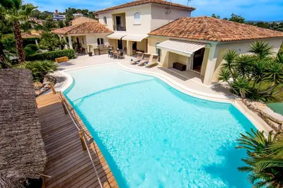 Piscine de l'établissement Stunning Villa with Large Pool, Billiard room and Mini-golf ou située à proximité