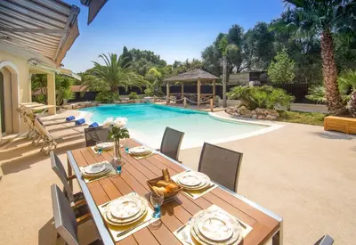 Piscine de l'établissement Stunning Villa with Large Pool, Billiard room and Mini-golf ou située à proximité