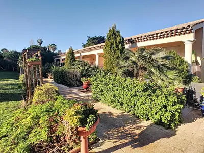 Jardin de l'établissement Appartement 2 pièces au cœur du Cap d'Antibes