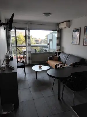 Coin salon dans l'établissement 10mm a pied des plages, appartement olympe climatisé