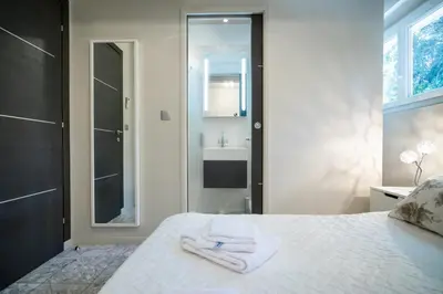 Un ou plusieurs lits dans un hébergement de l'établissement 2-Bedroom Apartment Pointe Croisette Peaceful Walk to the Beach