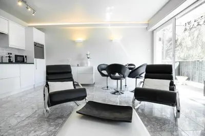 Cuisine ou kitchenette dans l'établissement 2-Bedroom Apartment Pointe Croisette Peaceful Walk to the Beach