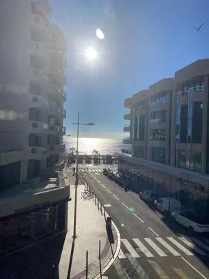 Vue générale sur la mer ou vue sur la mer prise depuis l'appartement