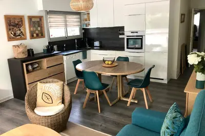 Cuisine ou kitchenette dans l'établissement Salvy 2 bedrooms near the beach 300 meters