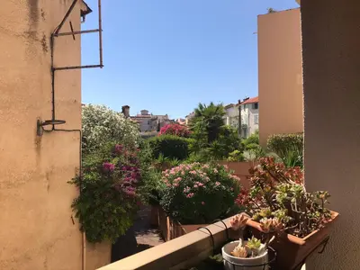 Jardin de l'établissement Les Beaux Jours - Calm & Sunny balcony