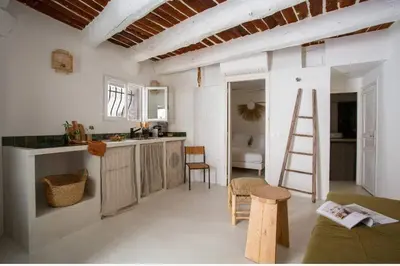 Cuisine ou kitchenette dans l'établissement Vieil Antibes, plage de sable, avec parking