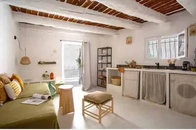 Cuisine ou kitchenette dans l'établissement Vieil Antibes, plage de sable, avec parking