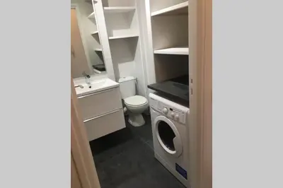 Salle de bains dans l'établissement Studio meublé proche plages et vieille ville