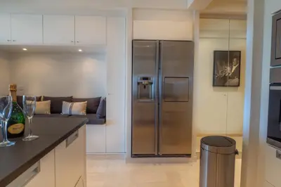 Cuisine ou kitchenette dans l'établissement Cannes Croisette Superbe 3P front de mer